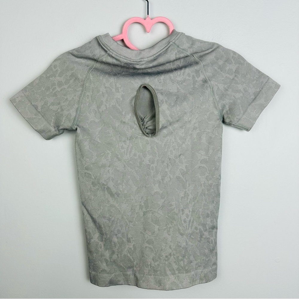 Gymshark NWOT Adapt Animal Seamless Short Sleeve Tee In Butterfly Grey Size XS - Picture 5 of 7